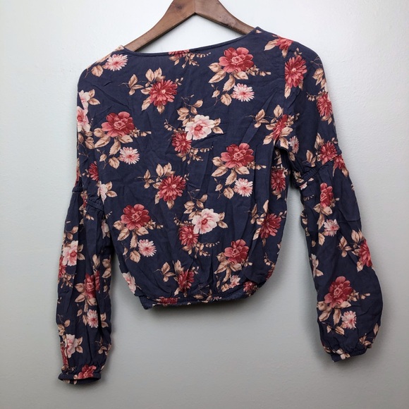 💜American Eagle Purple Floral V-Neck Long Sleeve - Picture 2 of 3